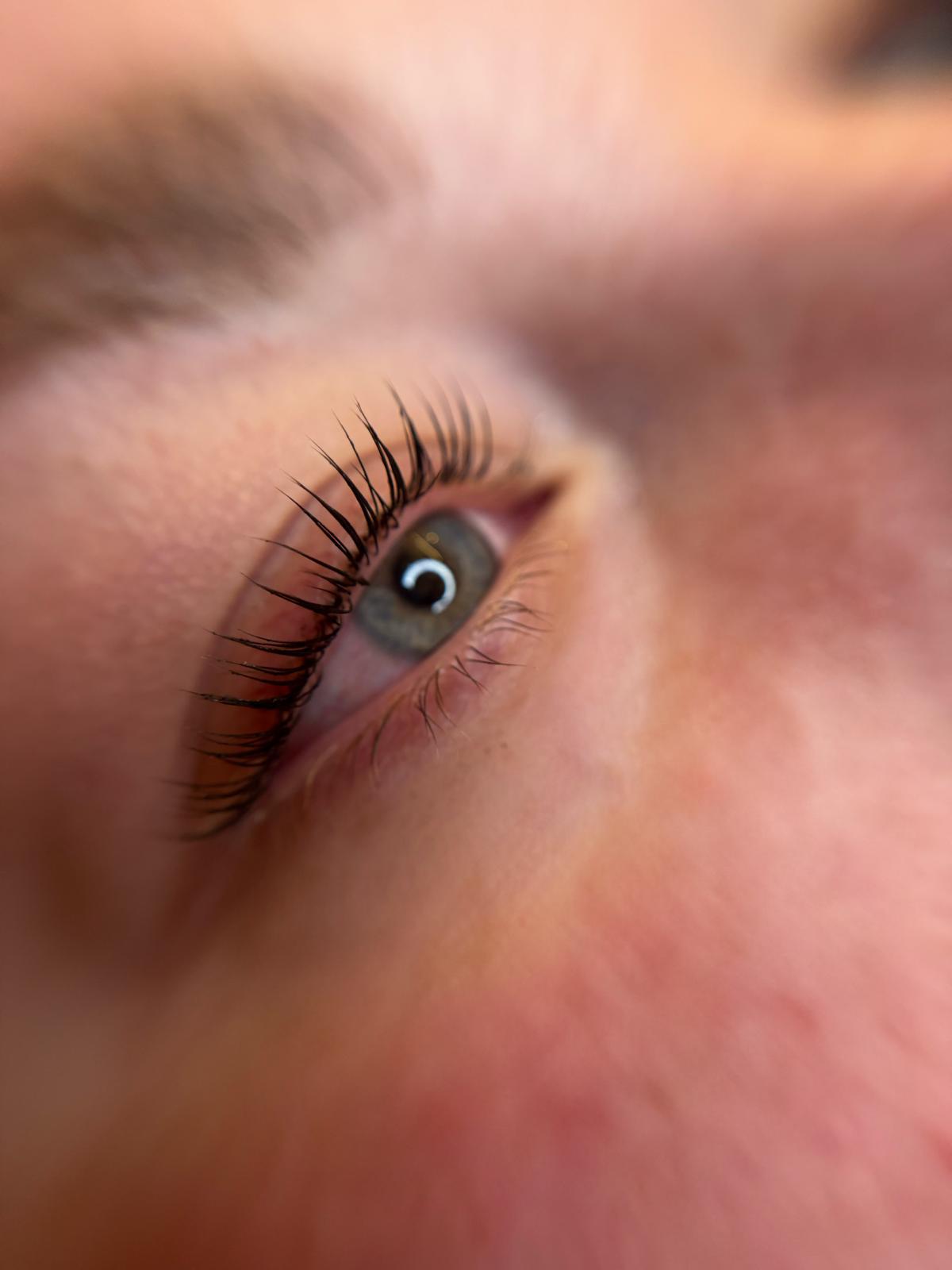 Geschwungene Naturwimpern nach einem Lash Lifting