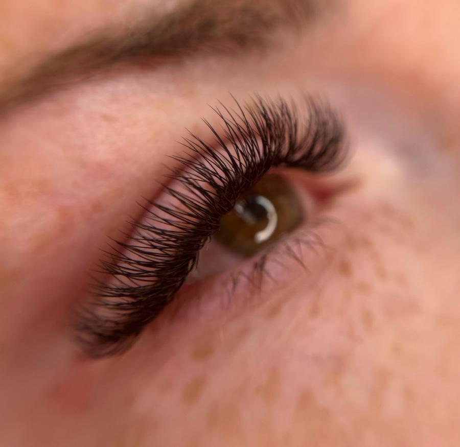 Feine Wimpernverlängerung aus Julias Studio
